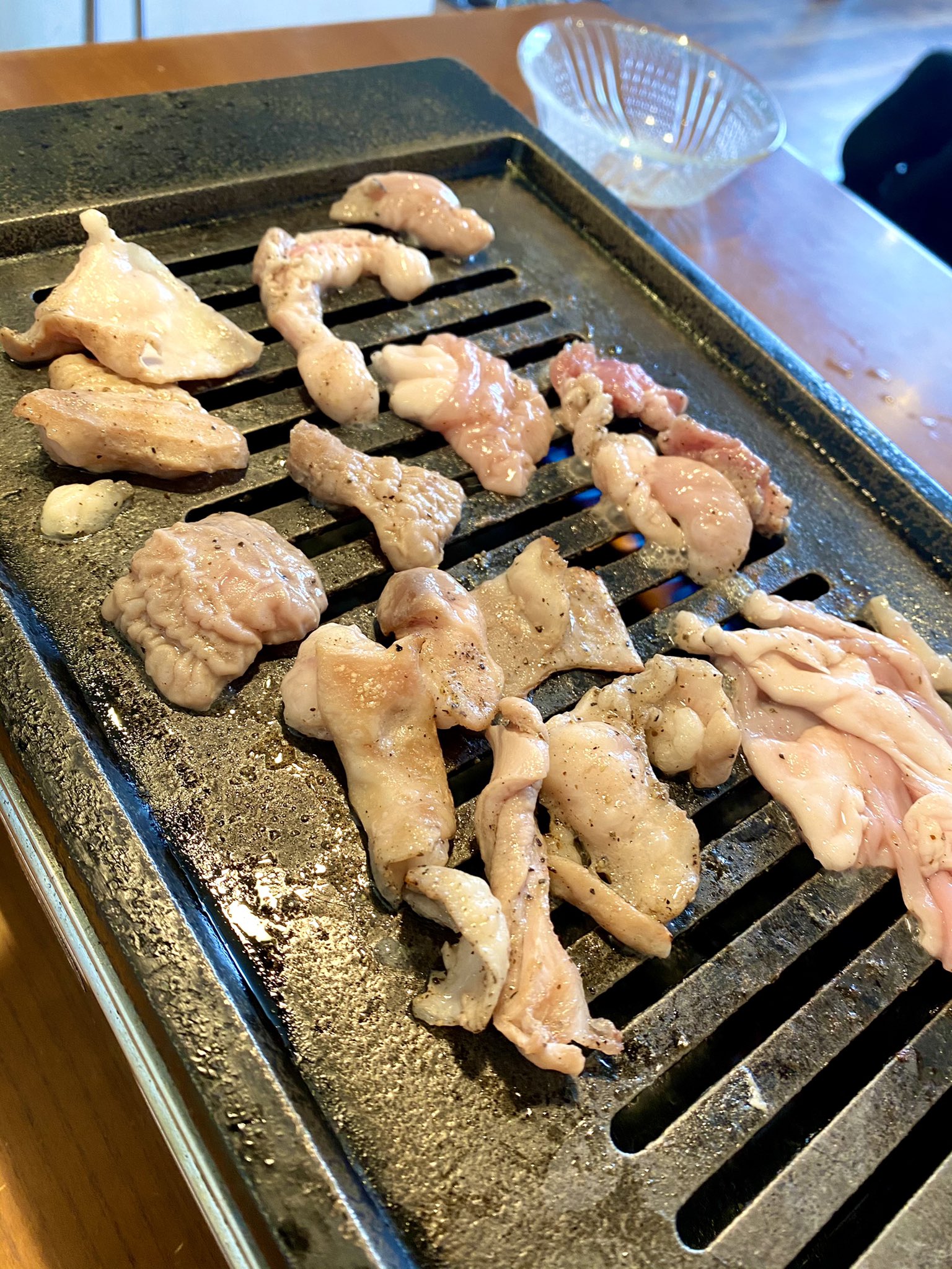 まつじ 秋田県鹿角市といえばホルモン焼き ホルモン焼きといえば幸楽 もいいけど花千鳥も激ウマだった にんにく味噌に漬けた牛 ホルモンと キャベツをジンギスカン鍋で焼く シメにはホルモンのスープの上に溶き卵とご飯を入れて焼く 脳が痺れるぜ