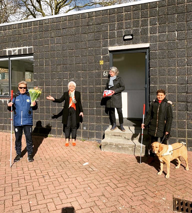 Bloemen en waardering voor Jaap Kwast vanmorgen. Jaap is blind en zet zich enorm in voor contacten met blinde inwoners. Oog aan de Zaan heeft nu een vaste locatie aan de Noordzee 61. Jaap is een trouw deelnemer bij #clientenparticipatie #mensenmakenZaanstad <a href="/LauraBokhorst/">Laura van Bokhorst</a>