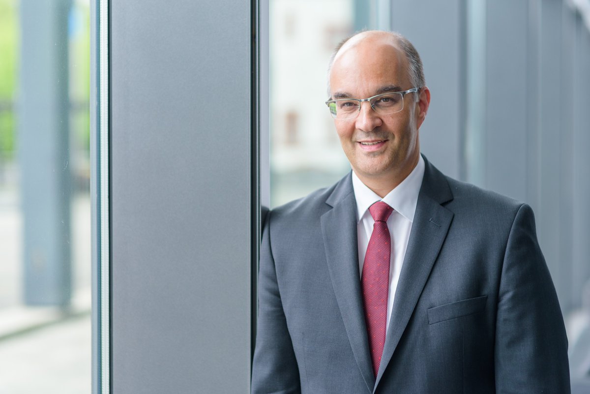 Dr. Mai zur neuen Corona-Prämie auf DRG Forum: Ich kritisiere diese Prämien. Wenn Prämie, dann eine für alle! Leider hat sich am Verteilmechanismus auch für die 2. Prämie nichts geändert. Wir sprechen uns für eine faire Vergütung aus, d.h. ein Einstiegsgehalt von 4.000 Euro!