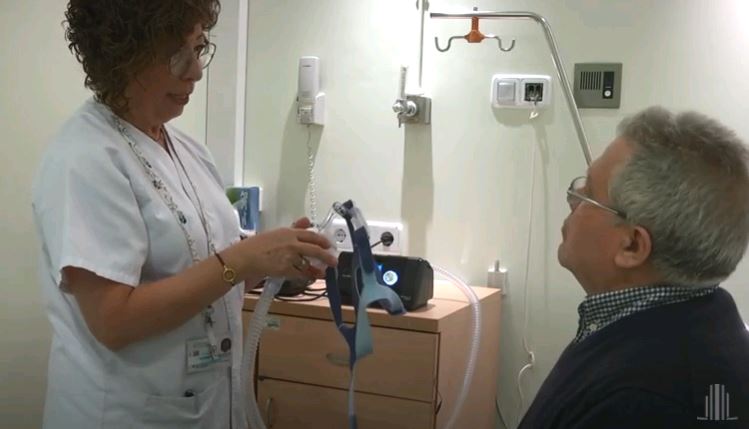 hbellvitge's tweet photo. Avui #DiaMundialSon us volem explicar què és el #CPAP, com funciona i en quins casos s’utilitza. 
Des de la Unitat del Son de l'#hbellvitge han elaborat aquest 🎥 amb diversos testimonis per explicar una afectació que viu una gran part de la població 
🔗https://t.co/xy1AHJ52vR https://t.co/WF9tN7SFuR