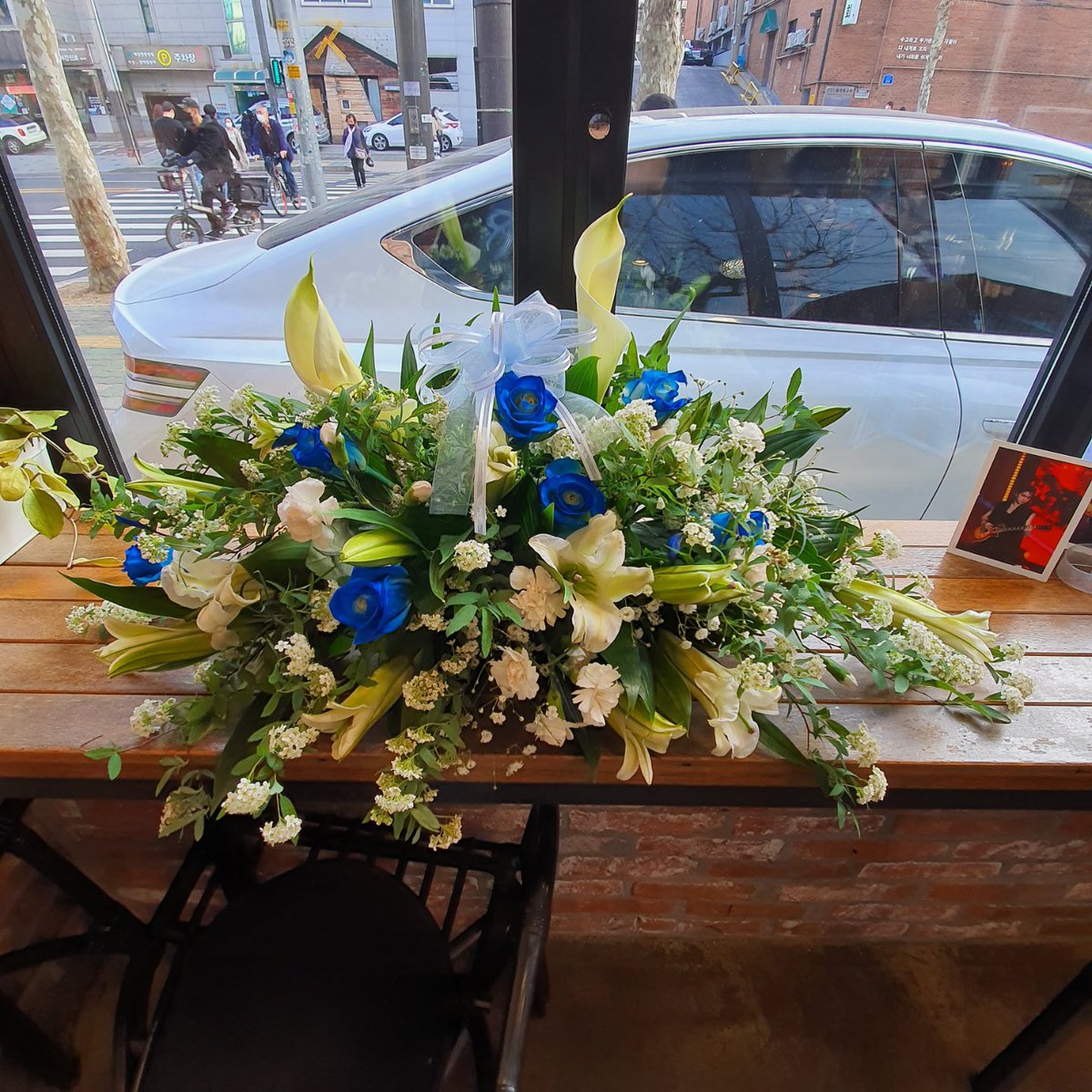 PerthKoreaFC's tweet photo. To celebrate @perthppe 20th Birthday Gallery cafe in Seoul, Korea 

PerthKoreaFC, we specially prepared flowers. Because Perth was born in the spring.

🗓2021.3.20~ 21(10:00~22:00)
📍 Subway Line 2 or 6, 
      Hapjeong Station

#PERTHsDay20th
#PerthTanapon
#perthkoreafc
#KDPPE https://t.co/m7L5i0GqTI