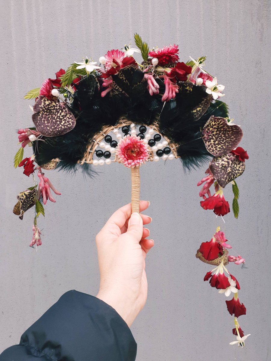 UnionFleuristes's tweet image. Suite des splendides réalisations de nos #élèves de brevet professionnel pour les examens blancs 😀 Nous continuons la soirée à @operadeparis avec de délicats #éventails fleuris 🍃🌸✨ #flowers #paris #school