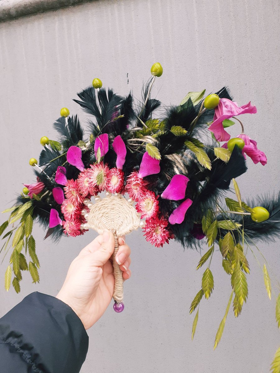 UnionFleuristes's tweet image. Suite des splendides réalisations de nos #élèves de brevet professionnel pour les examens blancs 😀 Nous continuons la soirée à @operadeparis avec de délicats #éventails fleuris 🍃🌸✨ #flowers #paris #school