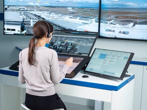 MichaelCsoklich's tweet photo. „AUSSENSICHT ERSATZSYSTEM“ - ein deutsches Wort für Remote Tower. Ein Flugsicherungs-Tower, der nicht vor Ort am Flughafen ist und Kameras mehr „sehen“ als das Auge. #Flightcast hat sich das angesehen @Frequentis #AustroControl @_austrian @flughafen_wien 
https://t.co/HRHyGDh5Db https://t.co/Xk1yhA1pvU