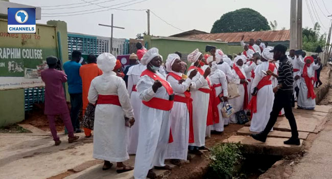 Kwara Hijab Controversy: Teachers Locked Out, Christians Sing At School Entrance
channelstv.com/2021/03/19/kwa…