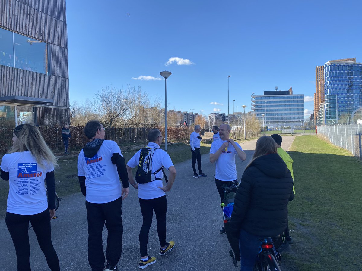 MHeijster's tweet photo. De grote baas van Ooada vertrekt naar Groningen. Op zijn laatste werkdag loopt hij een rondje ( van 27 km) langs alle ooada scholen. Wat een feest! ( die run, niet het afscheid) #ooada #afscheid https://t.co/fYXwFU7KfT