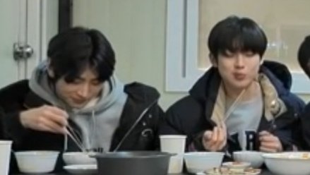 kungyaz_'s tweet photo. while the rest of enha were talking then you see Sunghoon &amp; sunoo busy enjoying their food, unbothered duo I guess 😂😂 https://t.co/aq1OActOWe