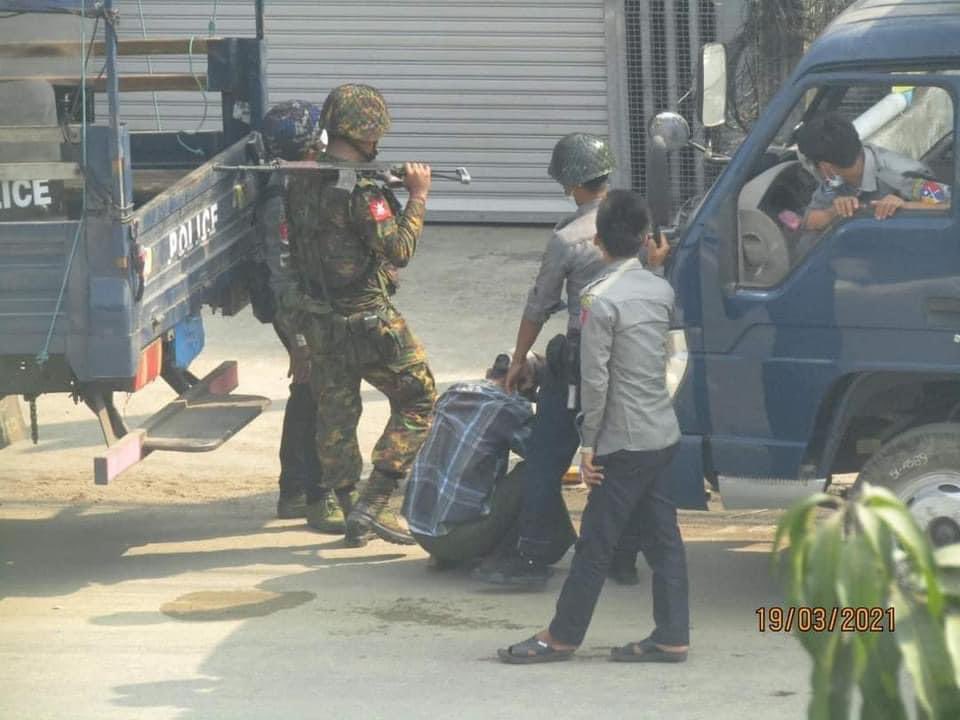 #HumanRightsViolations <a href="/UNHumanRights/">UN Human Rights</a> The military terrorists are forcing the innocent civilians to carry them on their back and making fun of the civilians. Our human rights are getting violated more n more since Feb 1. #WhatsHappeningInMyanmar #Mar19coup