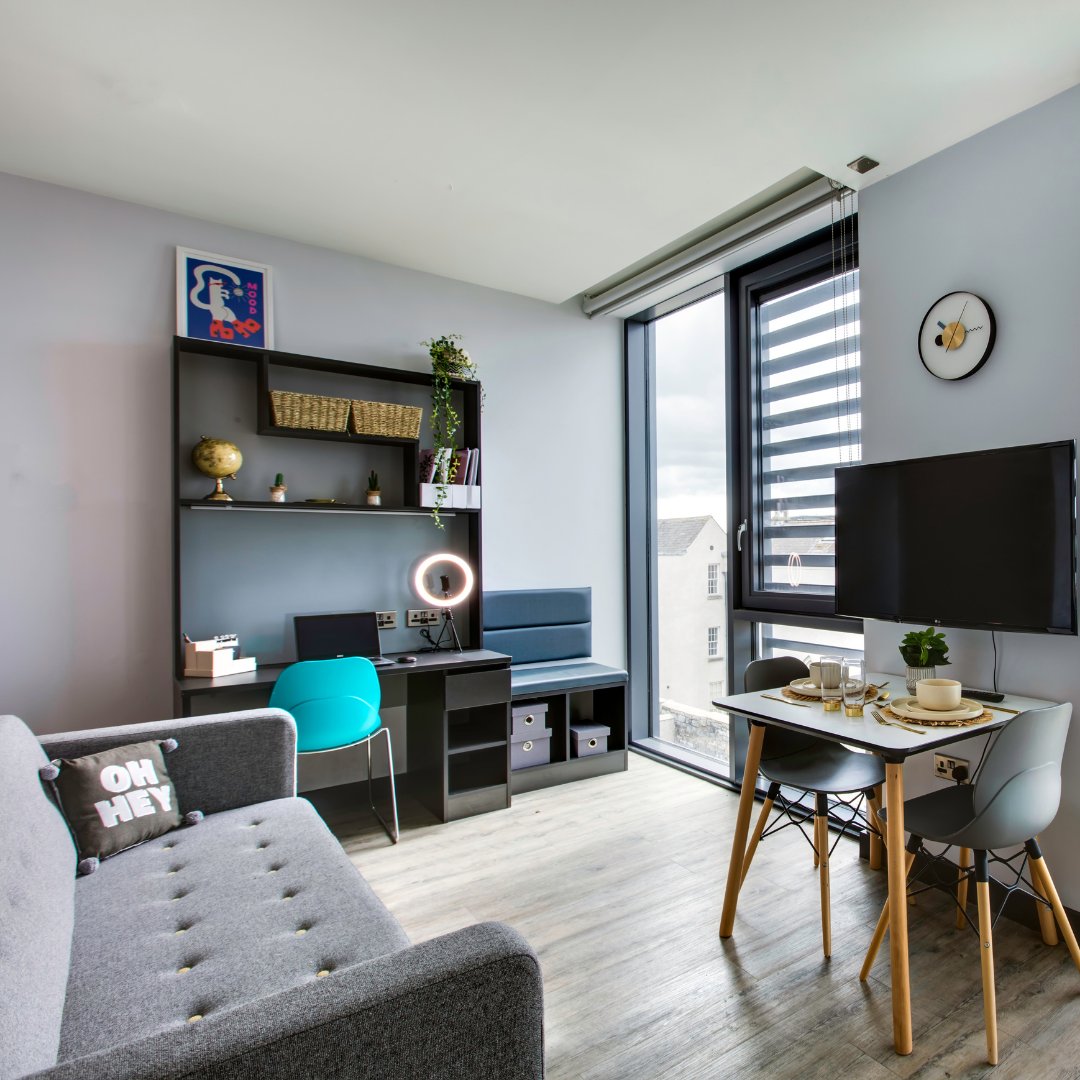 Nap, study, eat, repeat

📍Classic Studio, New Mill, Dublin
•
•
#student #studentlife #dublin #interiors #bedroom