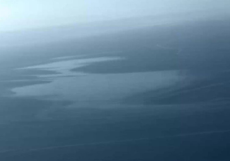 Kustbevakningen utreder ett utsläpp av ett misstänkt skadligt ämne som upptäcktes sydost om Öland under onsdagen. Utsläppet är i dagsläget inte möjligt att bekämpa och beräknas inte nå land. Ämnet är inte mineralolja, men uppträder oljelikt. Läs mer: bit.ly/3r8f7rW