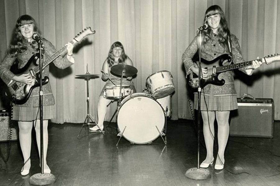 elcriticiclo's tweet photo. La polémica musical ha estado siempre a la orden del día. María Fernandez Torre nos trae uno de los casos más curiosos de la segunda mitad del siglo XX: The Shaggs.

#críticamusical #theshaggs #philosophyoftheworld

https://t.co/4F6whkBROK https://t.co/bW2R12jaFU