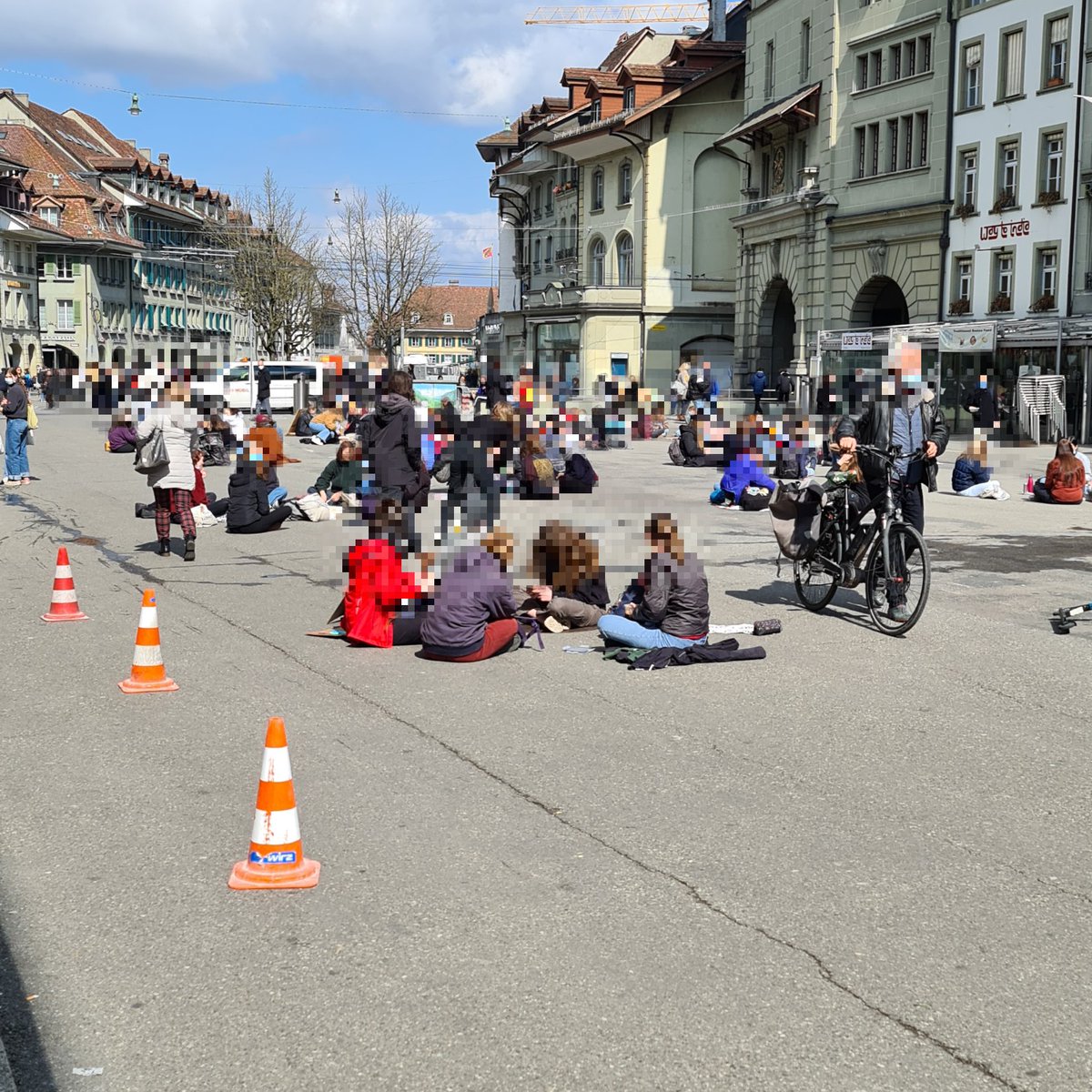 edi_schwarz's tweet photo. 12.48 auf dem Waisenhausplatz laufen weiterhin die polizeilichen Massnahmen. Derweil hat sich auf dem Bärenplatz ein neuer Sitzstreik formiert. #bern #Klimaschutz https://t.co/tke1wZ3XSj