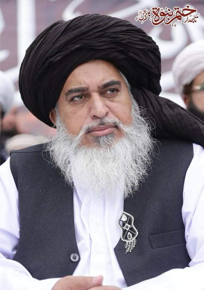 جی چاہتا ہے بار بار لوں تیری دید کا نظارہ۔
 
کہ اک بار دیکھنے سے میری پیاس نا بجھے ۔

فداک یا سیدی۔۔۔۔۔۔