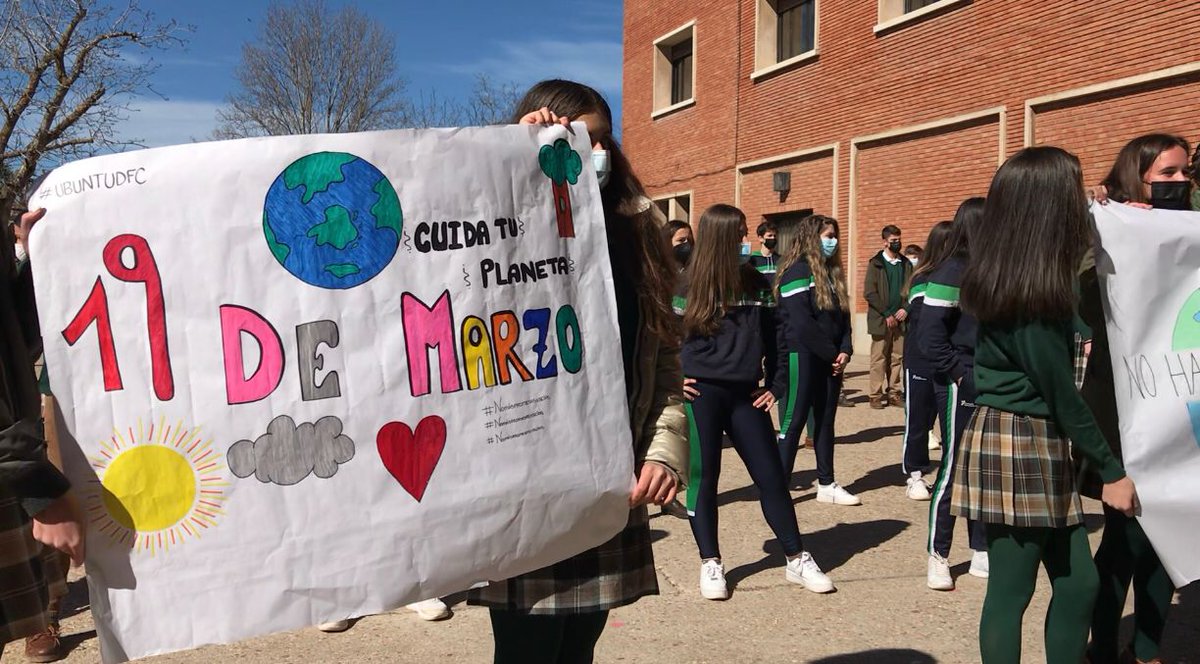 DfcUbuntu's tweet photo. Hoy, 19 de Marzo, Ubuntu se ha unido a la Movilización Global por el Clima para que los estados cumplan el Acuerdo de París.
Para ello, hemos preparado un acto durante el recreo de hoy para sensibilizar a todo el alumnado de la necesidad de hacernos agentes del cambio. https://t.co/CKT3DY1PDn