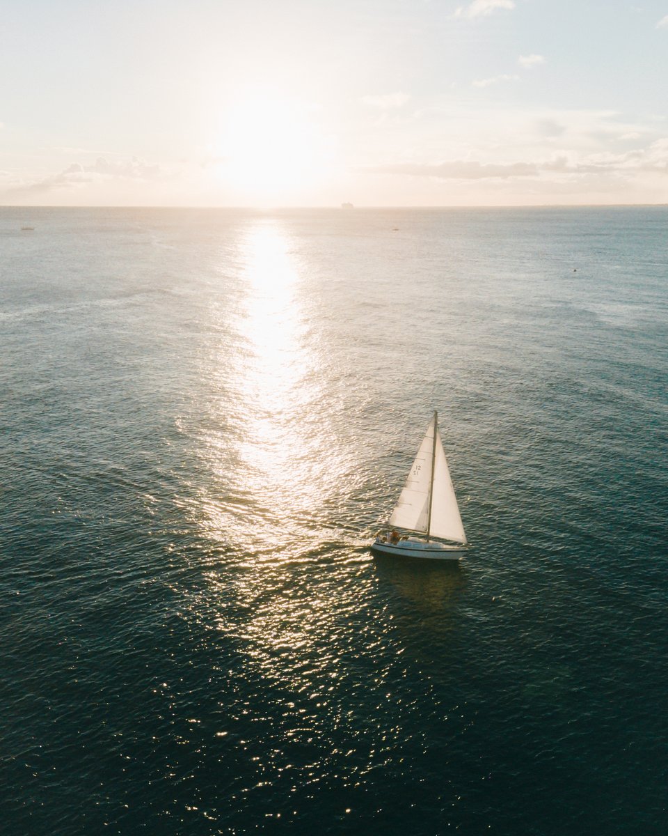 A weekend of sunlit possibility. Tag your sail partner. 
. 
photo: <a href="/carssun/">カーズサン</a>