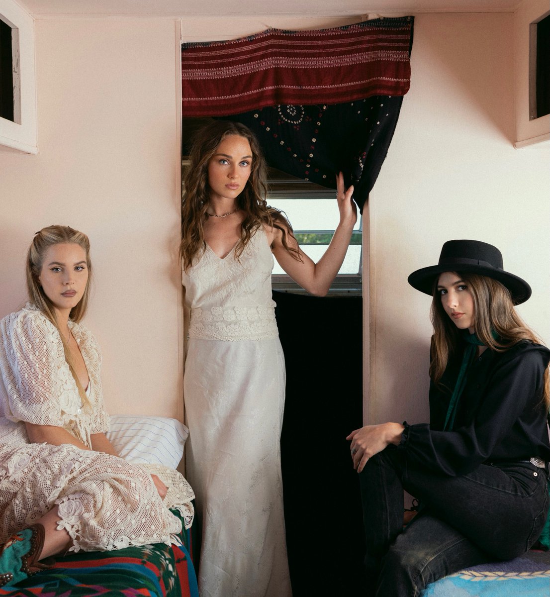 Zelladay's tweet photo. In 2015 I tweeted “Lana someday we will sing together”, it was like a pretty penny thrown into the fountain with a kiss upon its back. I always admired the way she shocked the world with her poetry and soothed it with her voice. Music comes through her as a true force. https://t.co/gxKqkAFgr9