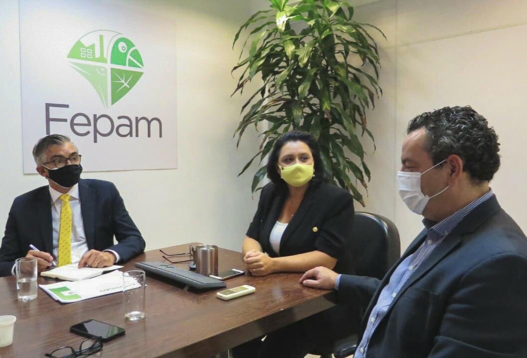 deputadoviana's tweet photo. 🌱 Acompanhado do secretário interino da @meioambienters, Paulo Pereira, me reuni com a diretora-presidente da @fepamrs, Marjorie Kauffmann, nesta sexta-feira (19), para conhecer a estrutura e os projetos desenvolvidos na fundação.
#Fepam #GovernoRS #NovasFaçanhas https://t.co/GM9mCllBgJ