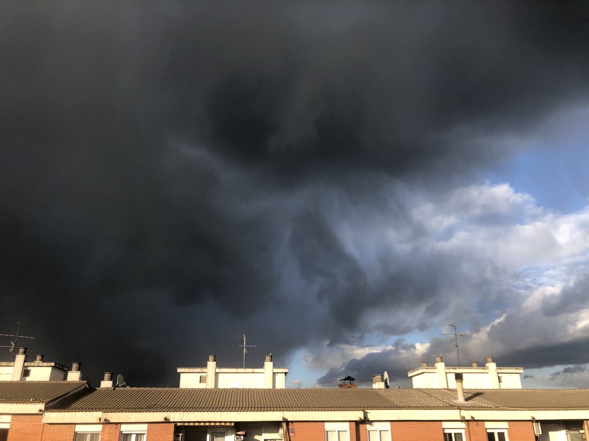 ⁦@eltempsTV3⁩ incendi o tempesta??? A lleida ara mateix...