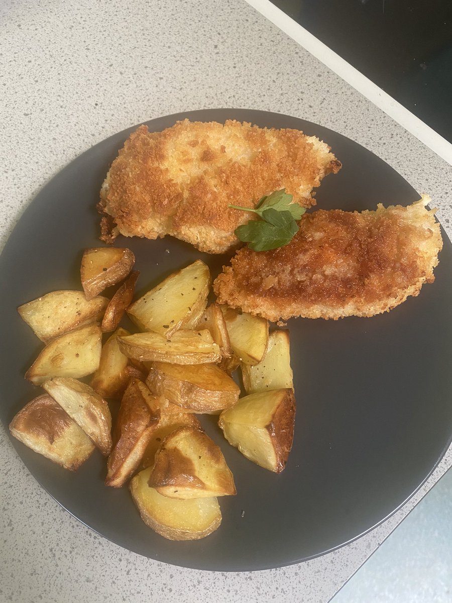 mrssfletch's tweet photo. Delighted to be back and cooking with one of my gorgeous Year 9 classes today. Homemade chicken Kievโs #happytobeback #cleapps #healthandsafety #homemade #cookingatschoolagain @BrightonHillSch ๐๐ https://t.co/BuI54Fi5ko