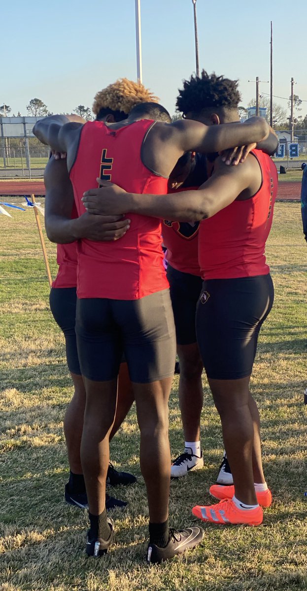 CoachTCaheeII's tweet photo. Praying for traveling grace as we are headed to St.James to compete in the River Parish Relays ❗️ 🚌🎽
#LCCPTrackAndField #BurnItUp #CompeteAgainstTheBest https://t.co/jFx7eELrtT