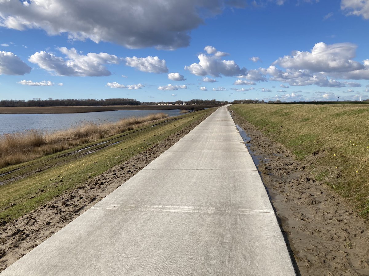 beelenpeter's tweet photo. Wat is het is mooi fietsen op het onlangs aangelegde fietspad Reeve-Roggebot in @gemKampen !! Fijn dat ook wij @gvrandmeren hieraan een bijdrage hebben geleverd. @AlbertHoltland @ProvOverijssel @Fietsplatform #rondjedrontermeer https://t.co/ItI9Ax2WAX