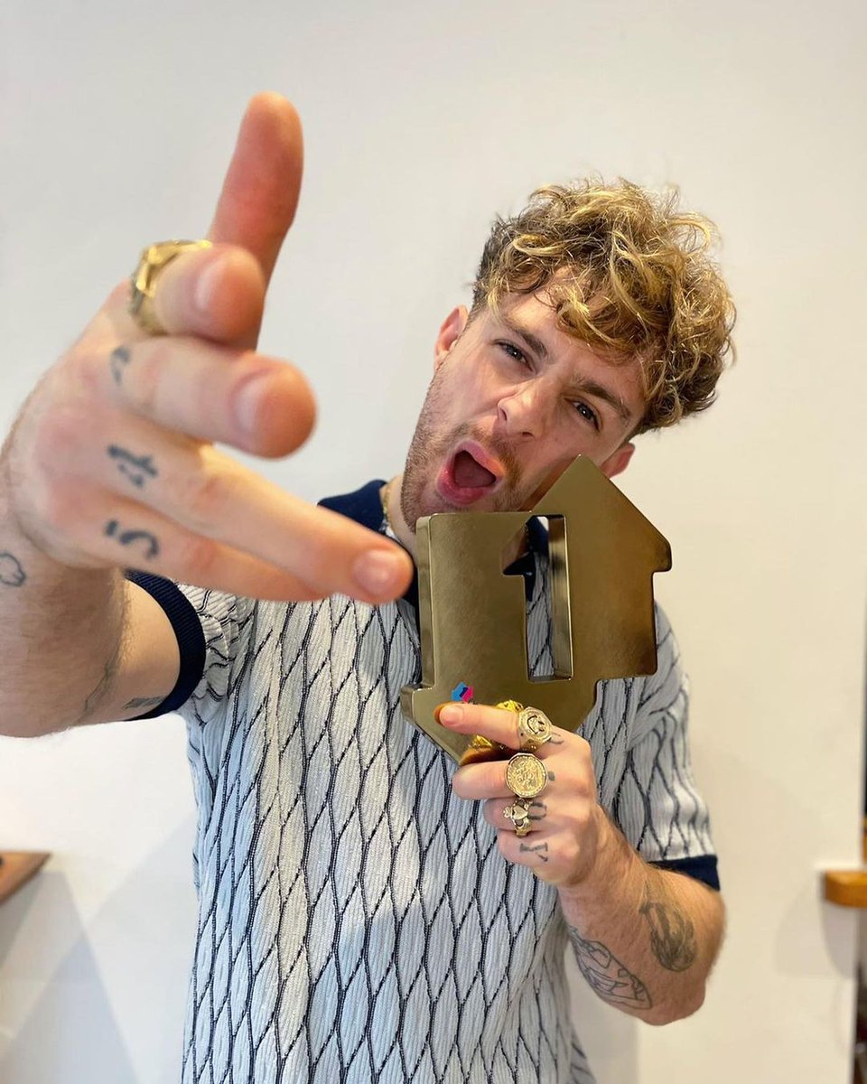 Tom_Grennan's tweet image. We did it people!!! EVERING ROAD is a #1 album! This one is for you, I love you SO much I can’t believe it!!! 💚 This wouldn’t have been possible without all your love and support this week I will never forget this. Tom x