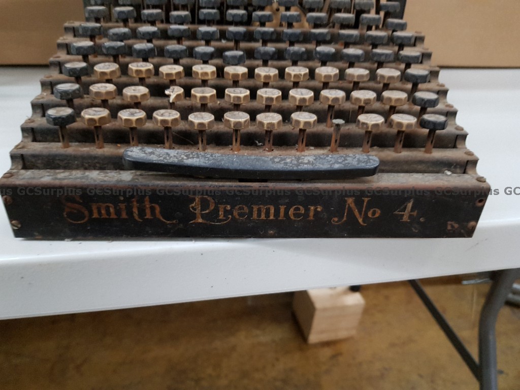 GCSurplus_SPAC's tweet image. Avis à tous les collectionneurs! #GCSurplus a une machine à écrire d’époque #SmithPremier no 4 à vendre. Cette #MachineÀÉcrire du 19e siècle a été l’une des premières à avoir un clavier double, pour les minuscules et pour les majuscules. Faites une offre: ow.ly/ZHw850E3we1