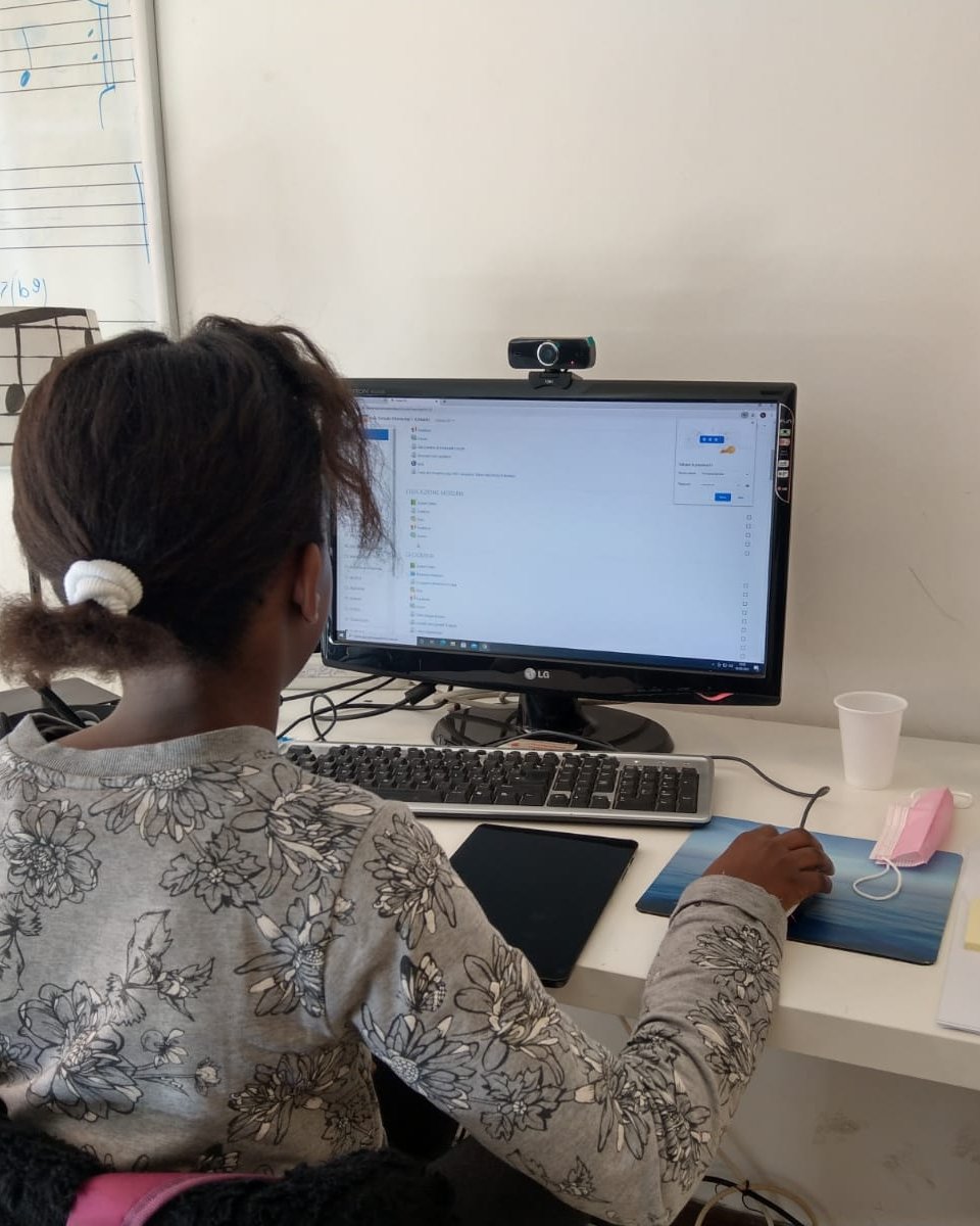 "Che faccio quando entro? Entro e basta"
 Il primo giorno di DAD è iniziato con questo messaggio, e io non avrei mai creduto si essere felice di svegliarmi alle 7 del mattino, per vederli arrivare così, assonnati, mascherati, presenti!

<a href="/ConiBambini/">Con i Bambini</a> @ciesonlus