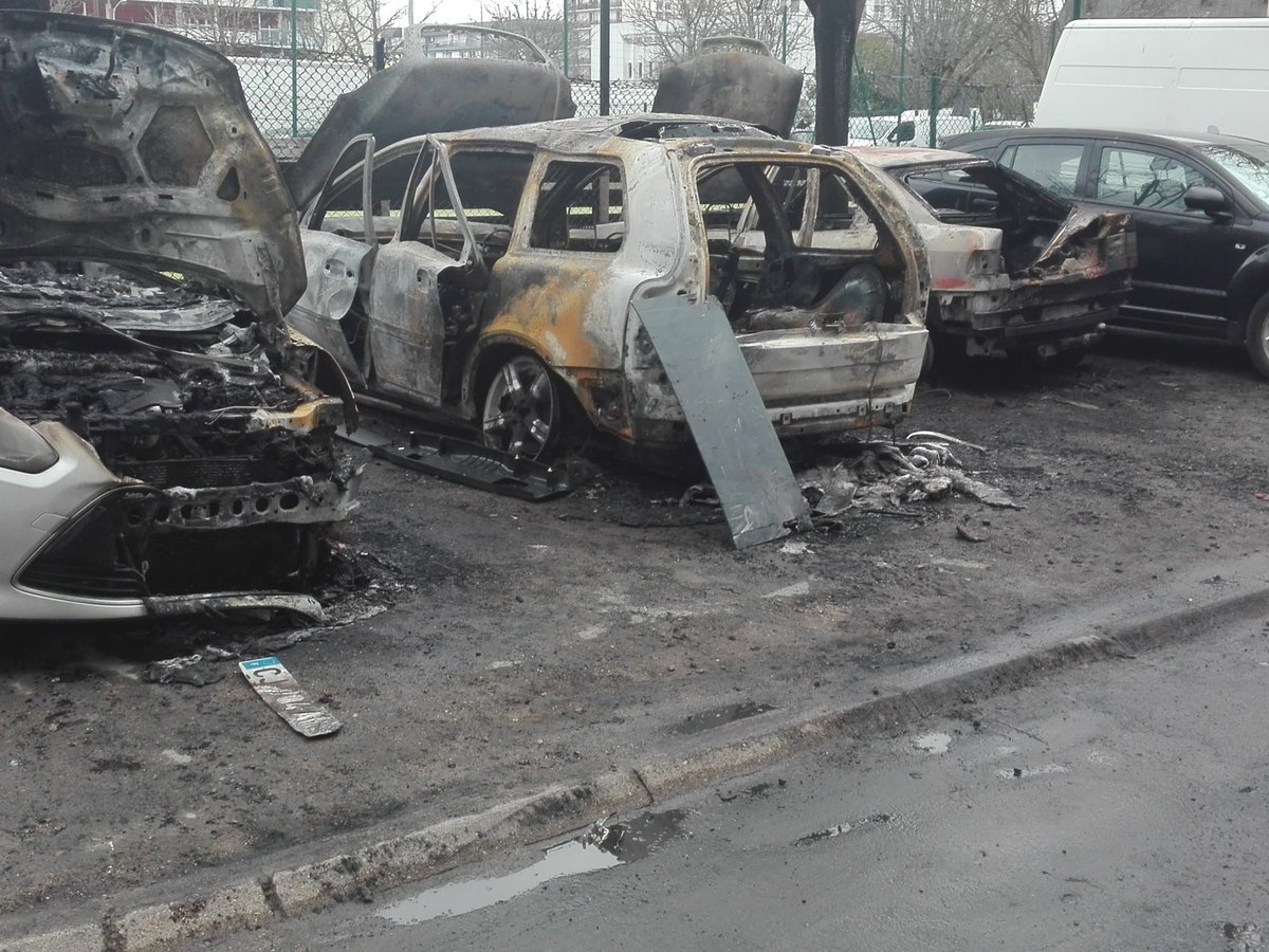 GodefroyGilles's tweet photo. Ce matin, un bon marché à St Paul, au cœur du Sanitas. Un très bon accueil dans ces milieux très populaires.
Au fond du marché : des carcasses de voitures, brûlées la veille, et des façades dégradées. 
Pour ceux qui prennent nos tracts,  Marine représente une chose:L'espoir ! https://t.co/5LreXdSrCK