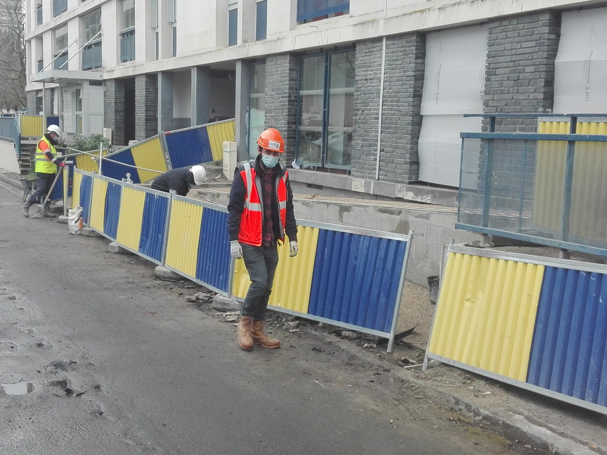 GodefroyGilles's tweet photo. Ce matin, un bon marché à St Paul, au cœur du Sanitas. Un très bon accueil dans ces milieux très populaires.
Au fond du marché : des carcasses de voitures, brûlées la veille, et des façades dégradées. 
Pour ceux qui prennent nos tracts,  Marine représente une chose:L'espoir ! https://t.co/5LreXdSrCK