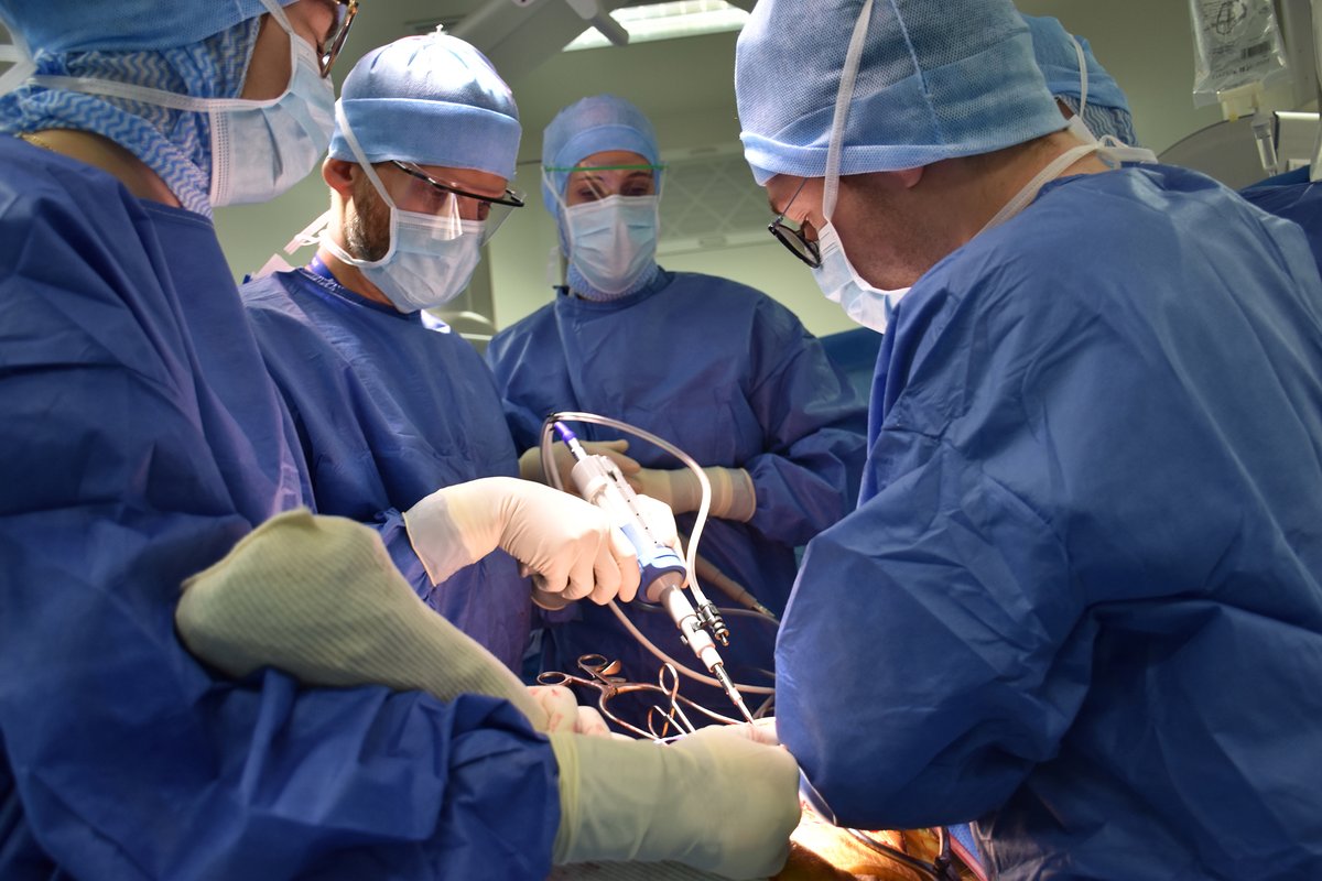 ChuSaintEtienne's tweet photo. |Une première mondiale en Orthopédie au CHU de Saint-Etienne|
Un appareil à ultrasons utilisé pour la première fois pour l'extraction d'une prothèse non cimentée au service de Chirurgie Orthopédie - Traumatologie du @ChuSaintEtienne .
Bravo à toute l'équipe pour leur travail !👏🏻 https://t.co/6el4MsntyW