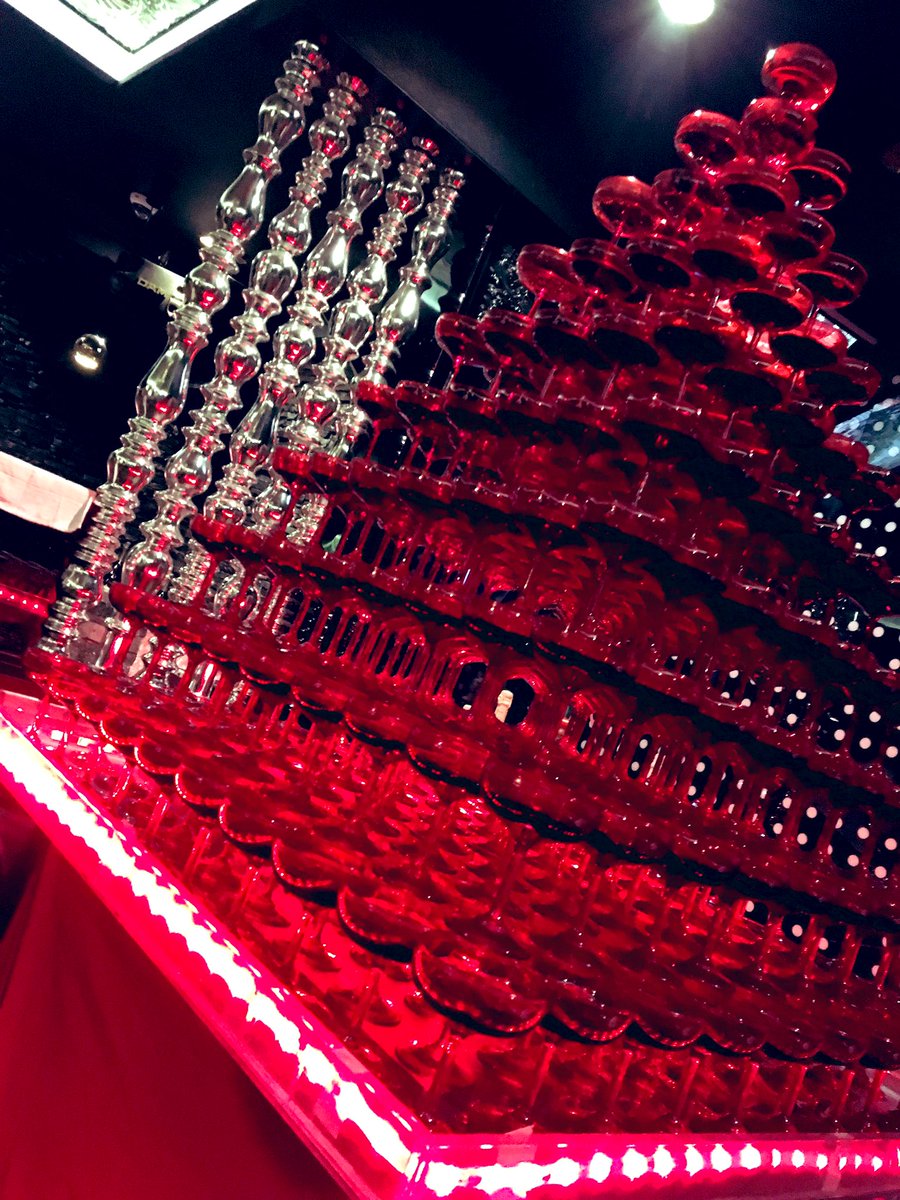 ゴッサム シャンパンタワー 公式 真っ赤なタワー All 赤グラス 今週も明日カノ読みました T Co Fv2uzhiwxo Twitter