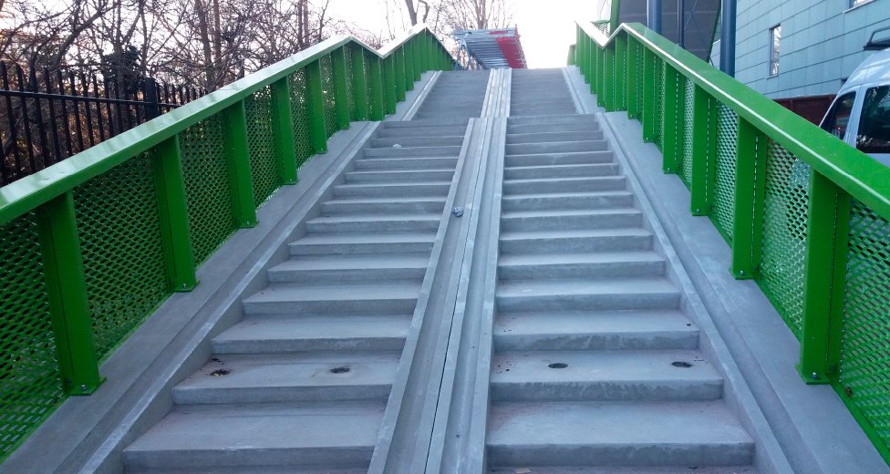 Soms is een bouwterrein een logistieke uitdaging. Dankzij slimme en flexibele leveringen zijn de door Vebo geproduceerde trappen en bordessen fraai (en tijdig) in het werk gekomen. Meer informatie: hubs.li/H0GLzG20

#trappen #prefabbeton #prefabbouwen #beton #bordessen