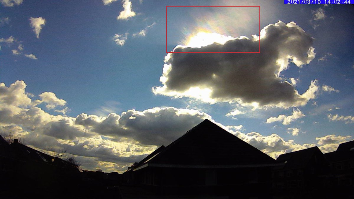 weermanrobert's tweet photo. Op de #weercam in #Emmeloord is een beetje irisatie te zien in de wolken bij de zon. Het ontstaat doordat het zonlicht breekt in de ijskristallen waaruit die (hoge) wolk uit bestaat. https://t.co/k1JQVgeLm2