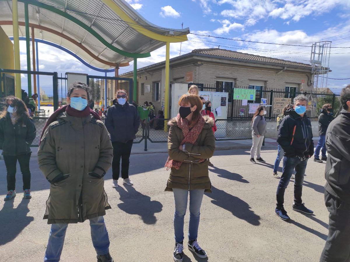 zaragozaencomun's tweet photo. Huelga de madres y padres en Peñaflor, hoy no recogen a sus peques y se quedan en el cole a la hora de la comida.
#ComedorYa https://t.co/kj5TaZMi7k
