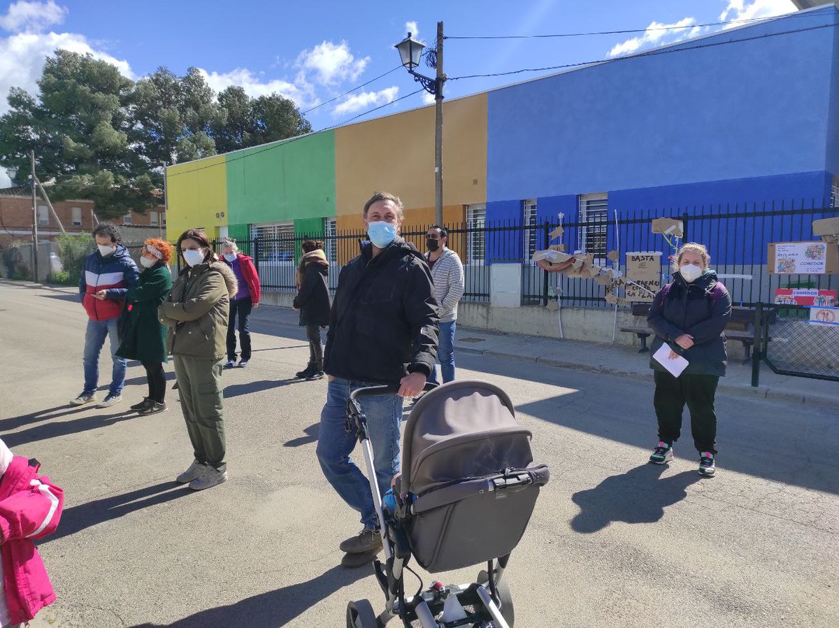 zaragozaencomun's tweet photo. Huelga de madres y padres en Peñaflor, hoy no recogen a sus peques y se quedan en el cole a la hora de la comida.
#ComedorYa https://t.co/kj5TaZMi7k