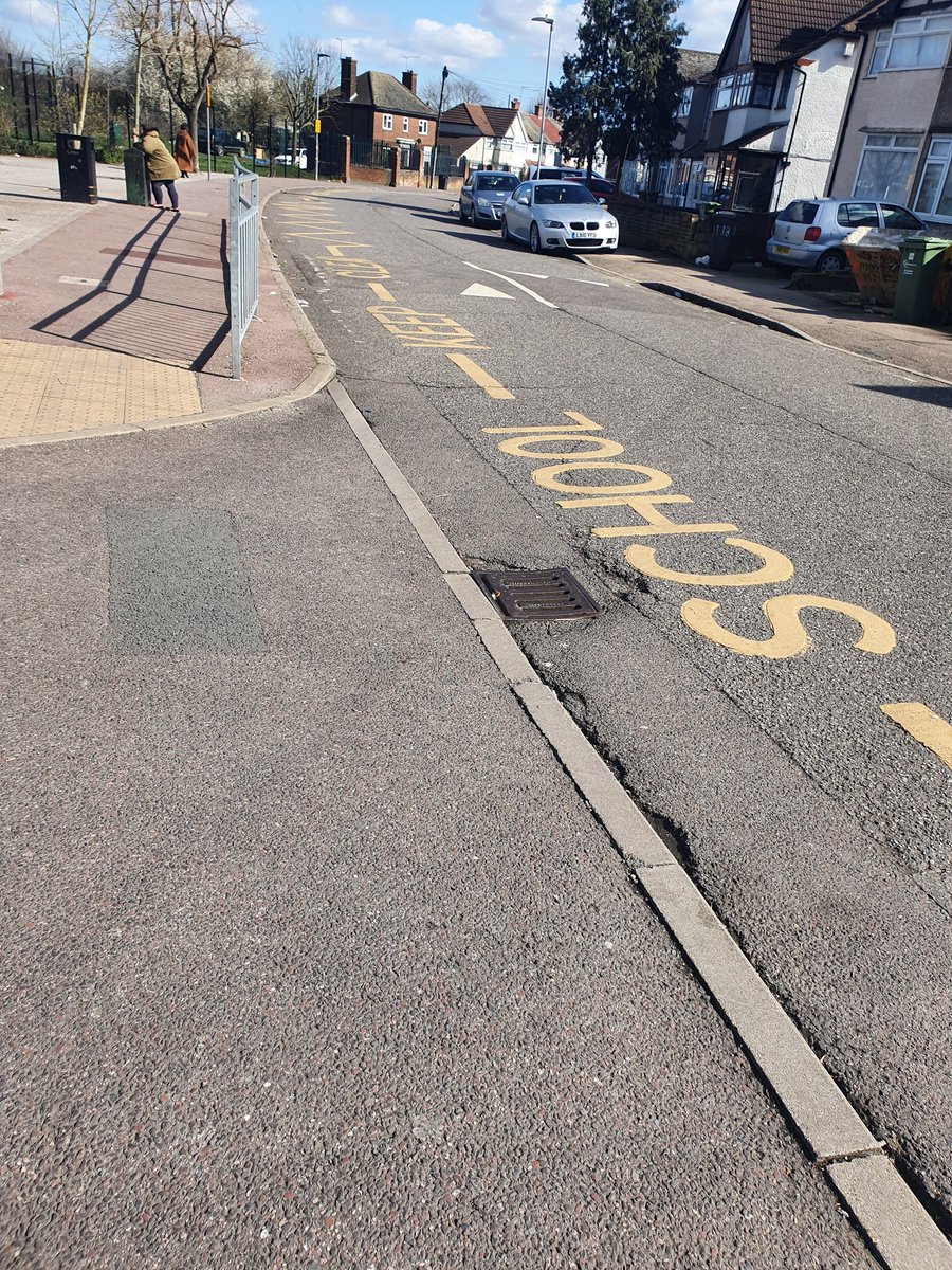 MPSBarkDag's tweet photo. Safer Schools Officer PC Wood has today conducted foot patrols around the vicinity of her school today as part of #OpBempton @lbbdcouncil  1548EA https://t.co/PDp4NGQLeR