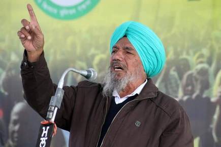 TheCredibleLens's tweet photo. #BREAKING
Got to know from Sangrur, #Farmer Leader Joginder Singh Ugraha has contracted #COVID19. Admitted in Nivaran Super Speciality Hospital, Bathinda.
Gave wrong address to conceal identity, violating Epidemic Diseases Act, 1897.
Action must be taken
@HMOIndia
#FarmersProtest https://t.co/hGm6pQGVGV
