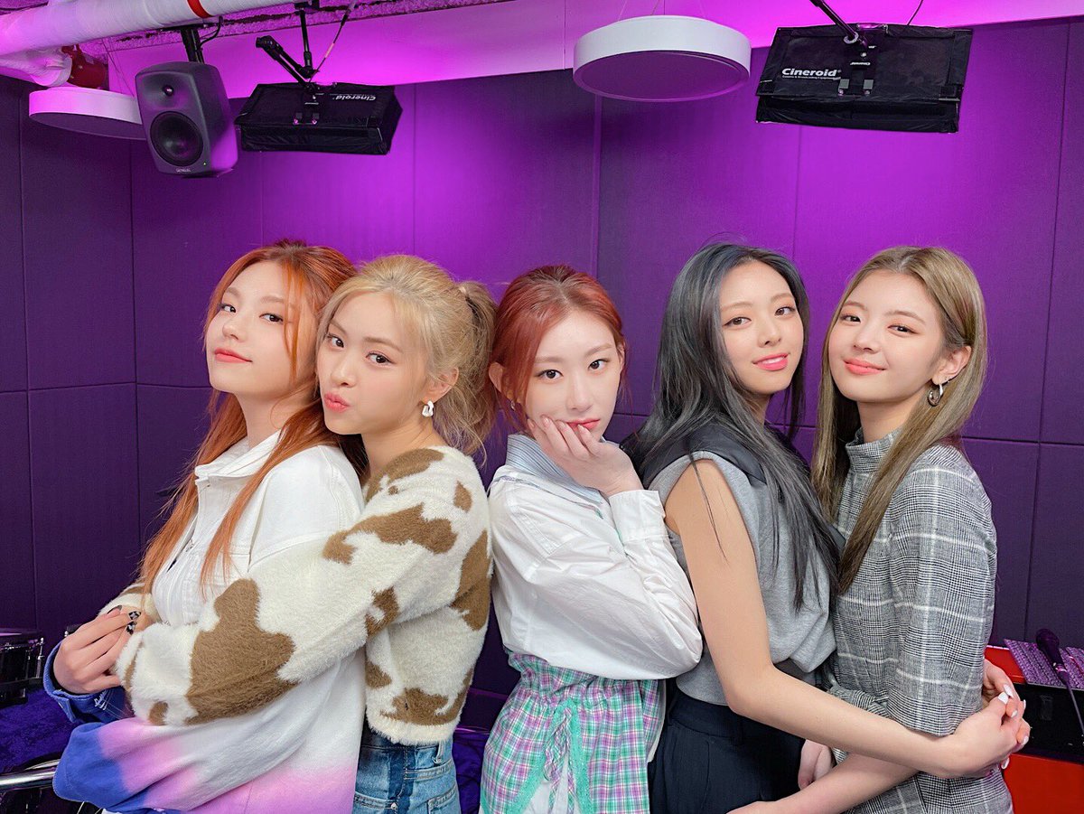 [ #네이버NOWbㅣㄴ틈있지 ]
DJ로 변신한 ITZY🎧
ITZY와 함께 편안한 밤 보냈나요 MIDZY~?💕

DJ ITZY tonight🎧
Did you have a good night MIDZY~?💕

now.naver.com/889

#ITZY #있지 <a href="/ITZYofficial/">ITZY</a>
#MIDZY #믿지
@kr_now