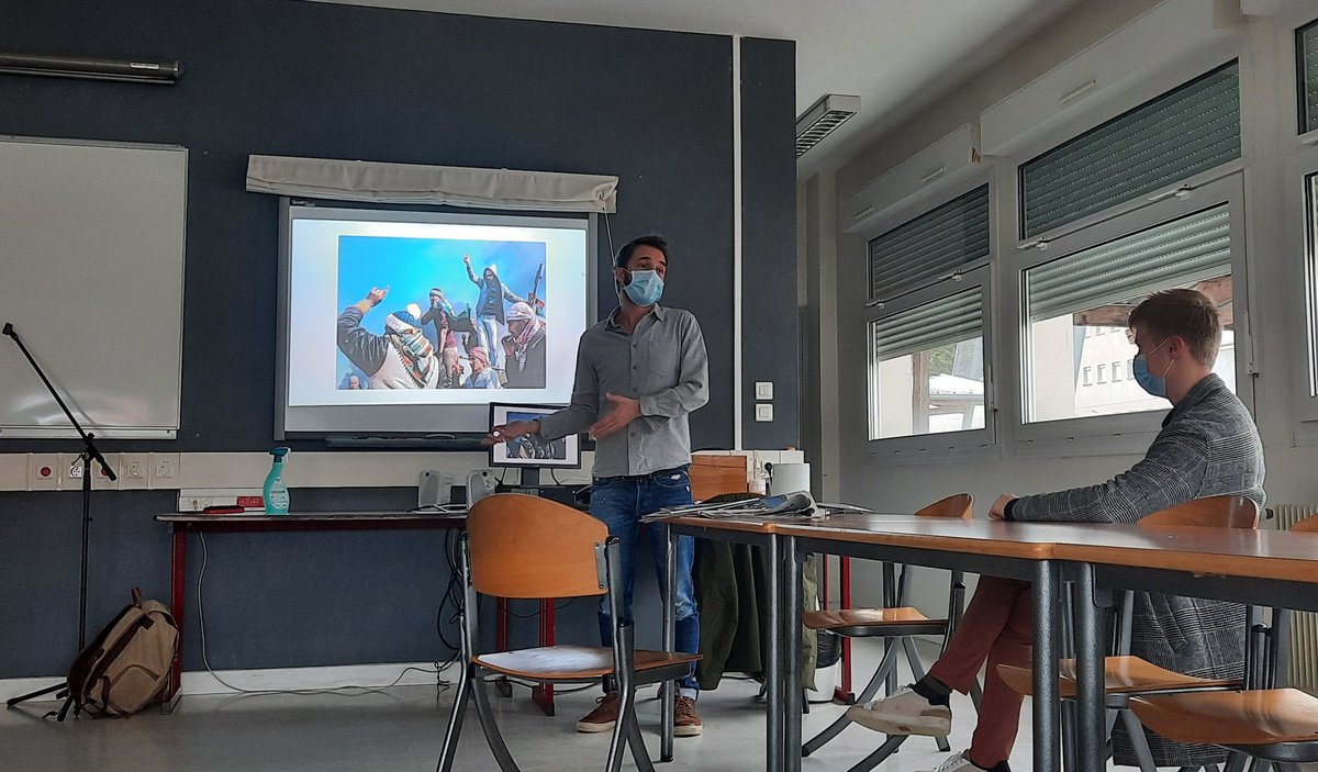 LpoBonaparte's tweet photo. Intervention du photojournaliste Arnaud Finistre au @LpoBonaparte pôle professionnel auprès de la classe presse dans le cadre préparatoire de la #SPME2021et du concoure #BFCReporter @bfc_region @LeCLEMI @AcademieDijon. Travail sur la photo, le point de vue, les lignes... https://t.co/cf3ksYbPcp