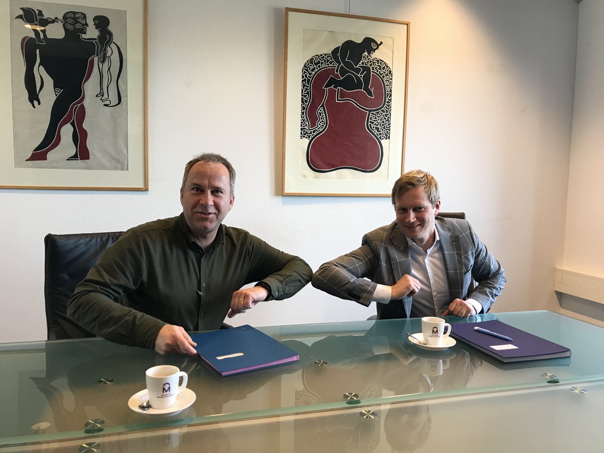 Middengroningen's tweet photo. We zijn blij dat volgende week de bouw vh Kindcentrum Siddeburen van start gaat. Er is toestemming vh college en de aannemingsovereenkomst is getekend door @erikdrenth , wethouder van onderwijs en Gerrit Hospers, directeur van Jansman Bouw BV te Luttenberg. #Scholenprogramma https://t.co/O2KUVFgWKO