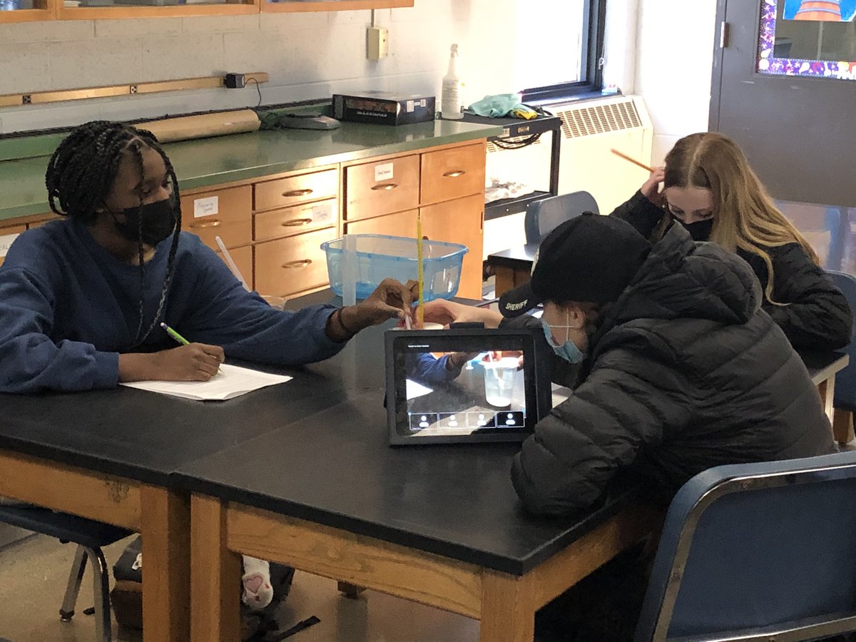 BonnellScience7's tweet photo. Scientists in Science7 are exploring the behavior and temperatures of particles as they change states. #scienceisfun @troyschools @SmithKnights https://t.co/oICbybg53J