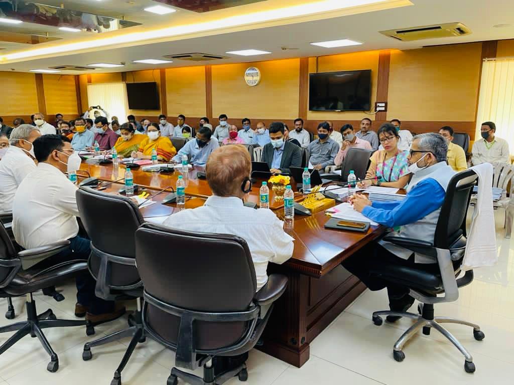 NITIAayog's tweet photo. #NITIAayog की Adviser @sanyuktasam1 ने लखनऊ में @ChiefSecyUP की अध्यक्षता में सभी विभागों के वरिष्ठ अधिकारियों के साथ प्रदेश में #SDGs में त्वरित प्रगति लाने के लिए विस्तृत कार्यशाला का आयोजन किया। https://t.co/WNaKknJNNJ