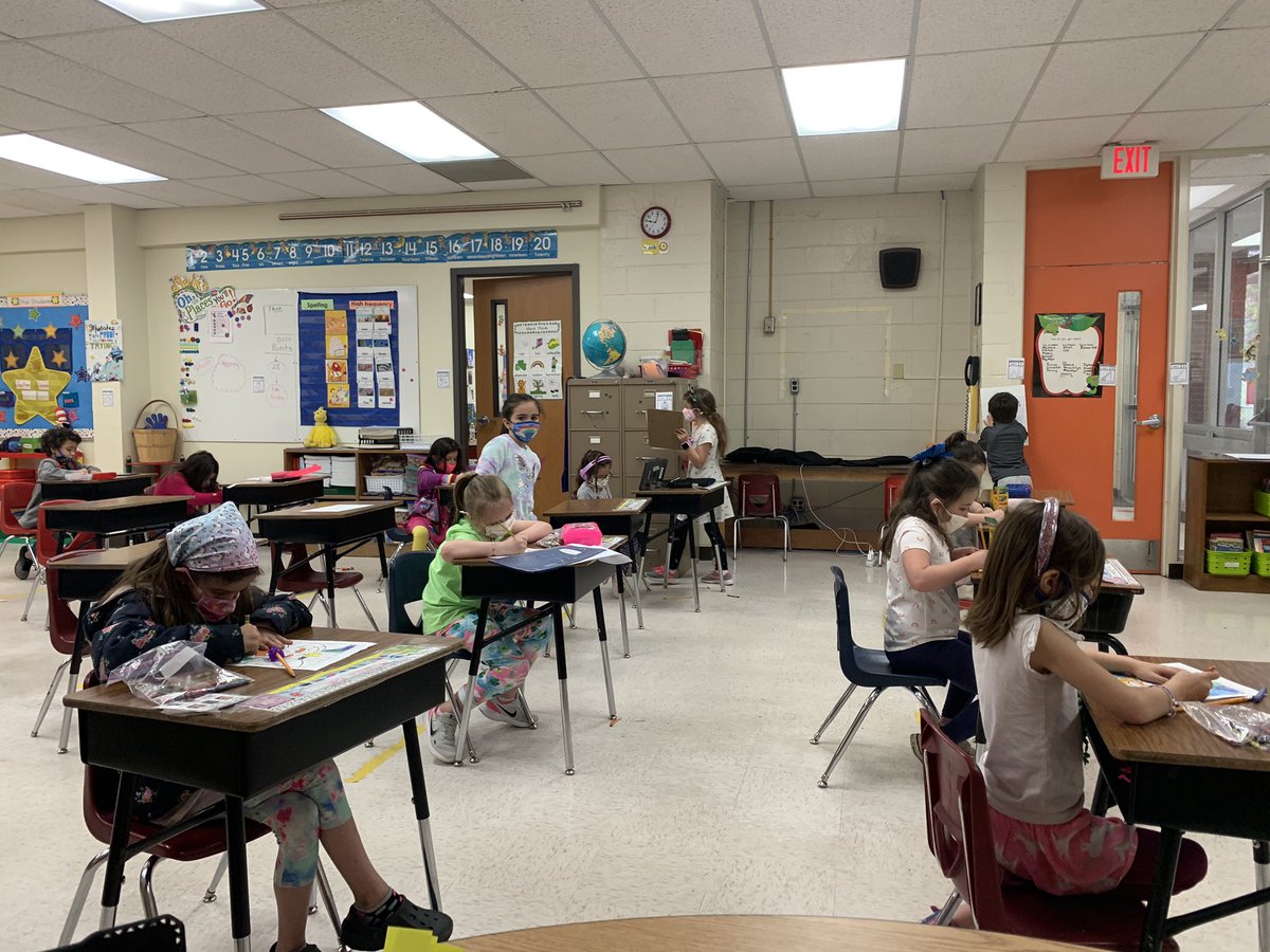 kmabe07's tweet photo. I love an engaged classroom.... everyone working independently...different activities .... did I mention... FIRST GRADE! Proud teacher!!!! https://t.co/giy1bF0Itv