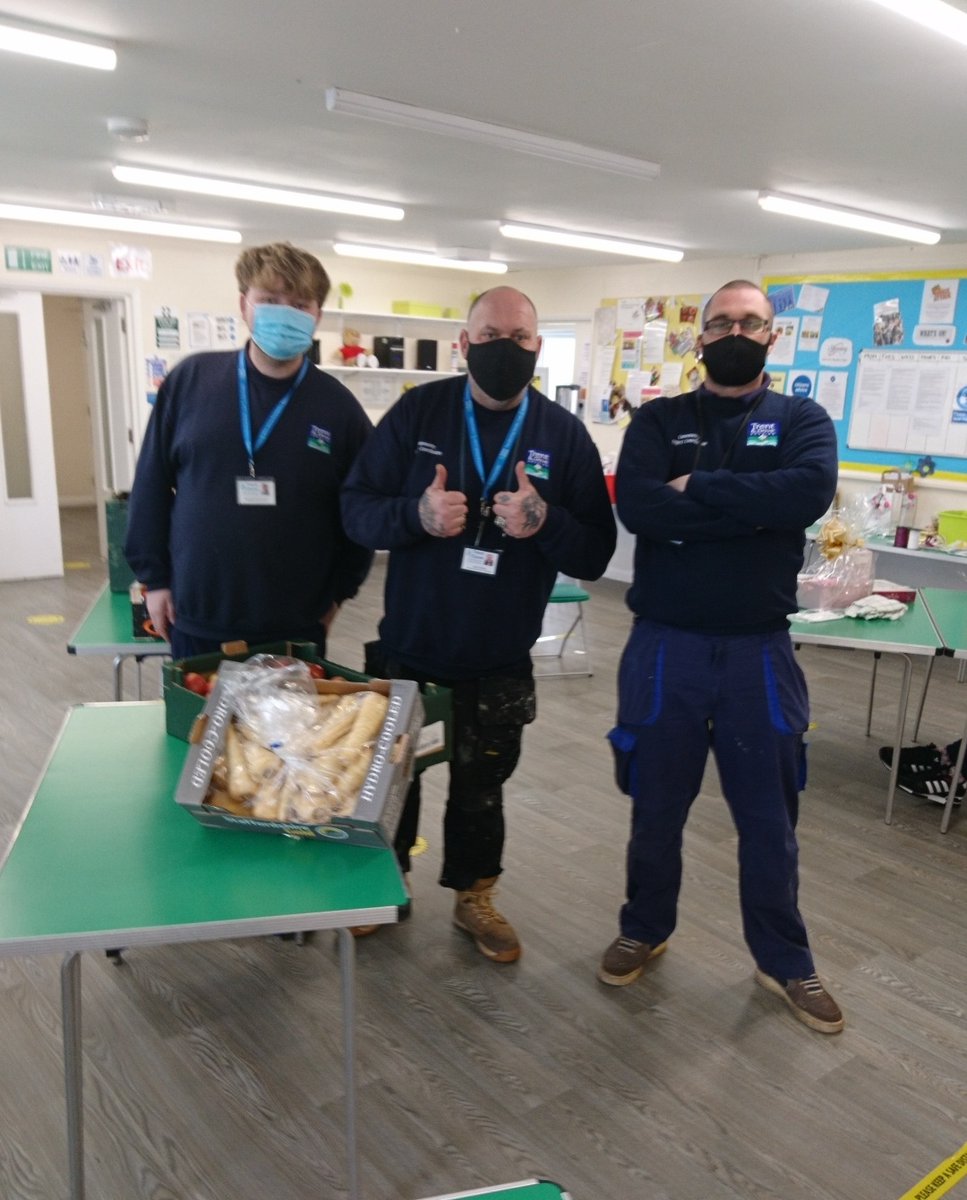 Another set of 🌟superstars🌟 down <a href="/WTogother/">winshill Neighbourhood resource centre</a> at Winshill Neighbourhood Resource Centre!!
HUGE thanks to Rob, Aaron and Brandon from Trent &amp; Dove Housing who have helped, week after week, unload our heavy delivery - strong arms lads!💪🏻🙏🏻🥕🍏🍗
#communitiescan #feedmyfamily