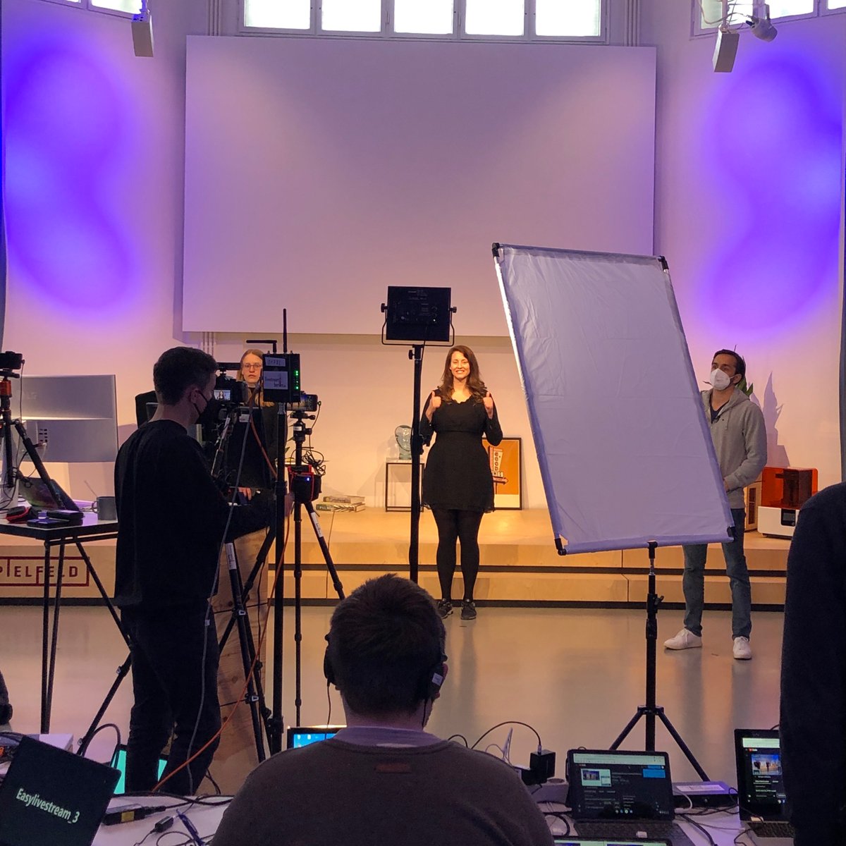 Under 90 minutes to go before #UpdateDeutschland kicks off with a welcome from Chancellor Angela Merkel. Teams from <a href="/PT_Deutschland/">ProjectTogether</a> and <a href="/N3XTCODER/">N3XTCODER</a> on their dry run at @spielfeld Digital Hub. Check out the full programme &amp; livestream: 📺live.updatedeutschland.org