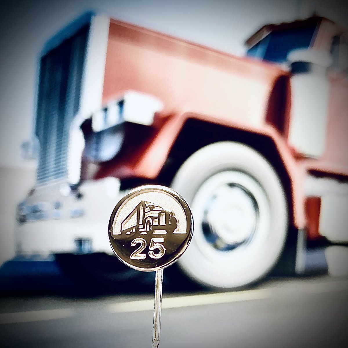 VenGoZi's tweet photo. 🚚 Keep On Truckin’ | zilveren insigne ter ere van een 25-jarig jubileum in de transportsector // check voor inspiratie https://t.co/l0BHXQhJys // #jubileum #jubilaris #jubileuminsigne #jubileumspeld #jubileumspelden #huldeaandejubilaris #transport #vrachtwagen https://t.co/2Ifun8IaKj
