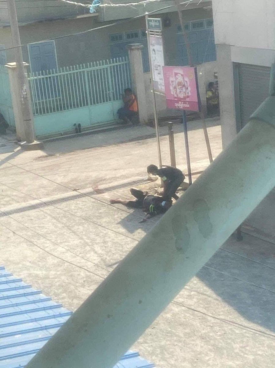 HarperHMA's tweet photo. 𝐂𝐫𝐢𝐬𝐢𝐬 𝐒𝐢𝐭𝐮𝐚𝐭𝐢𝐨𝐧 𝐢𝐧 #AungPan there are around 8 deaths and 30 people got injured and two are in a critical condition among them until this morning due to disperse with guns and real bullets by #militarycoup @POTUS @BorisJohnson @poppymcp #WhatsHappeningInMyanmar https://t.co/5JFpQ58QlQ