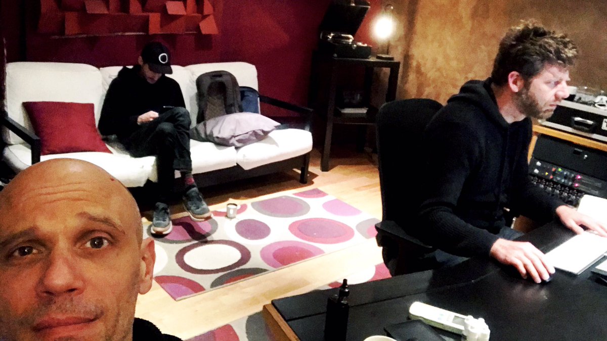 On est sur la fin, dernières verif’ et modifications des mixs..., et Mika a une casquette assortie au tapis, la classe 😎
Bientôt le nouvel #Album #Anakronic 👾