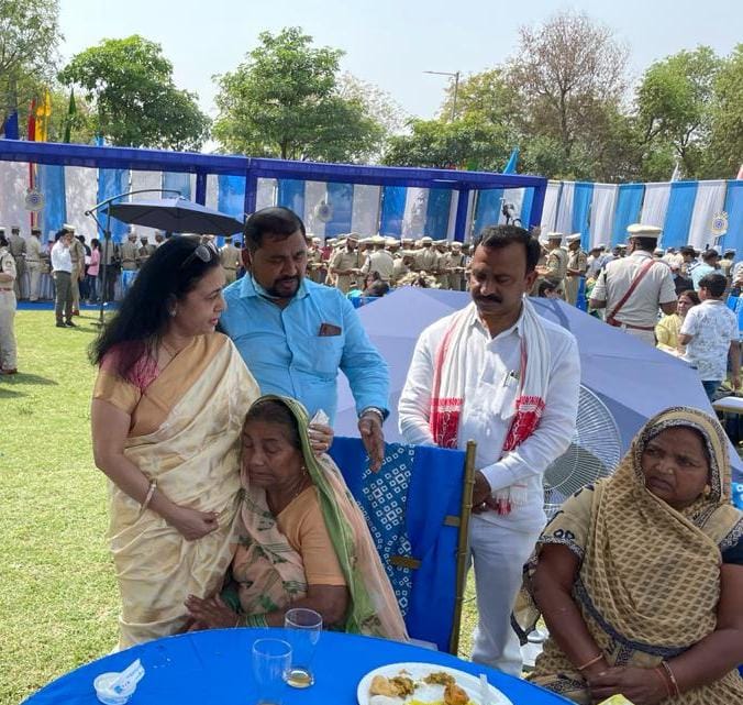 crpfindia's tweet photo. We care! CWA President, Smt Sangita Singh meets the families of the Martyrs of the Force in her first official engagement at #CRPFAnniversary. CWA stands committed to the families of the Bravehearts of @crpfindia who made the supreme sacrifice in the call of duty. https://t.co/qBxkVVOsIM